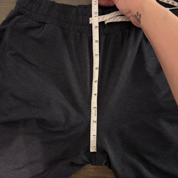 Vuori Heathered Gray Performance Joggers Size M Women - Picture 6 of 10